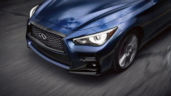 The iconic double-arch grille on an INFINITI sports car