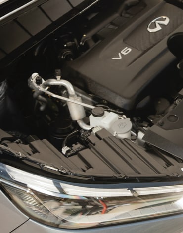 Close up view of 2022 INFINITI QX60 engine and 9-speed transmission