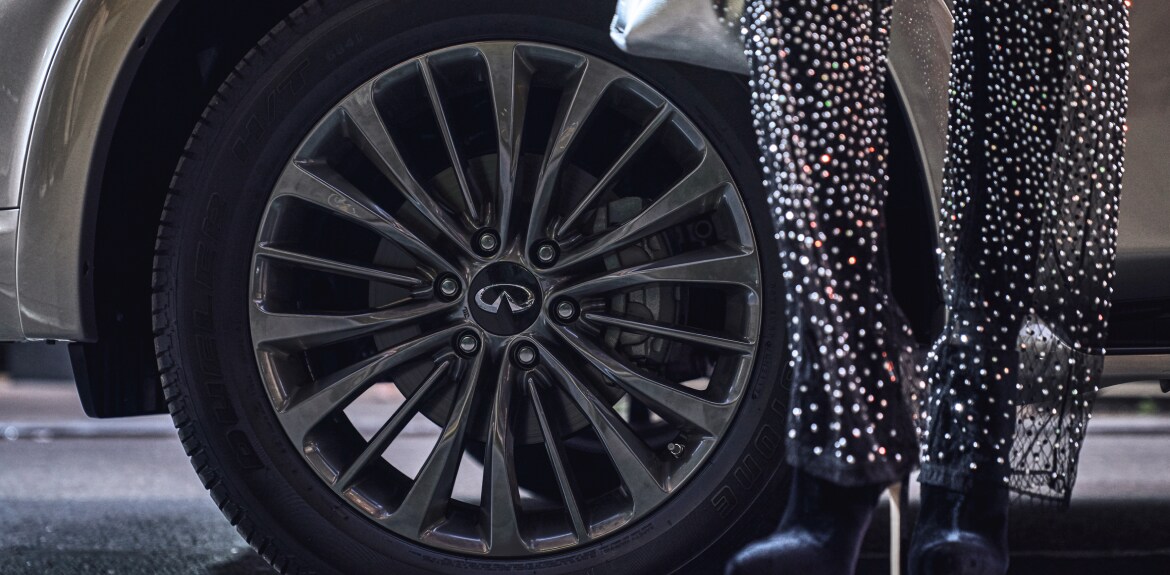 Close up view of 2023 INFINITI QX80 aluminium-alloy wheels