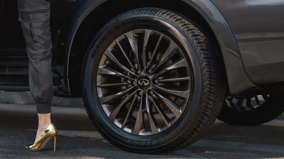 Close up view of 2024 INFINITI QX80 aluminium-alloy wheels